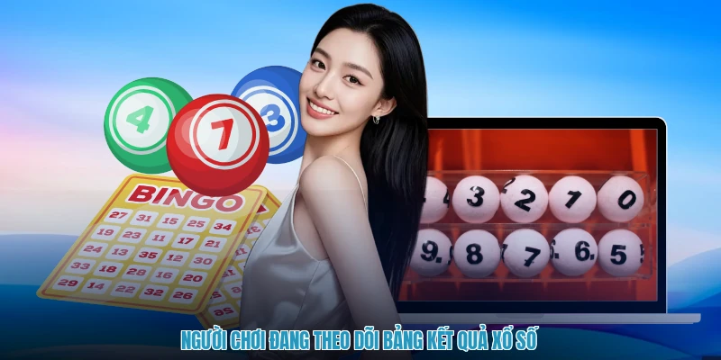 Người chơi đang theo dõi bảng kết quả xổ số
